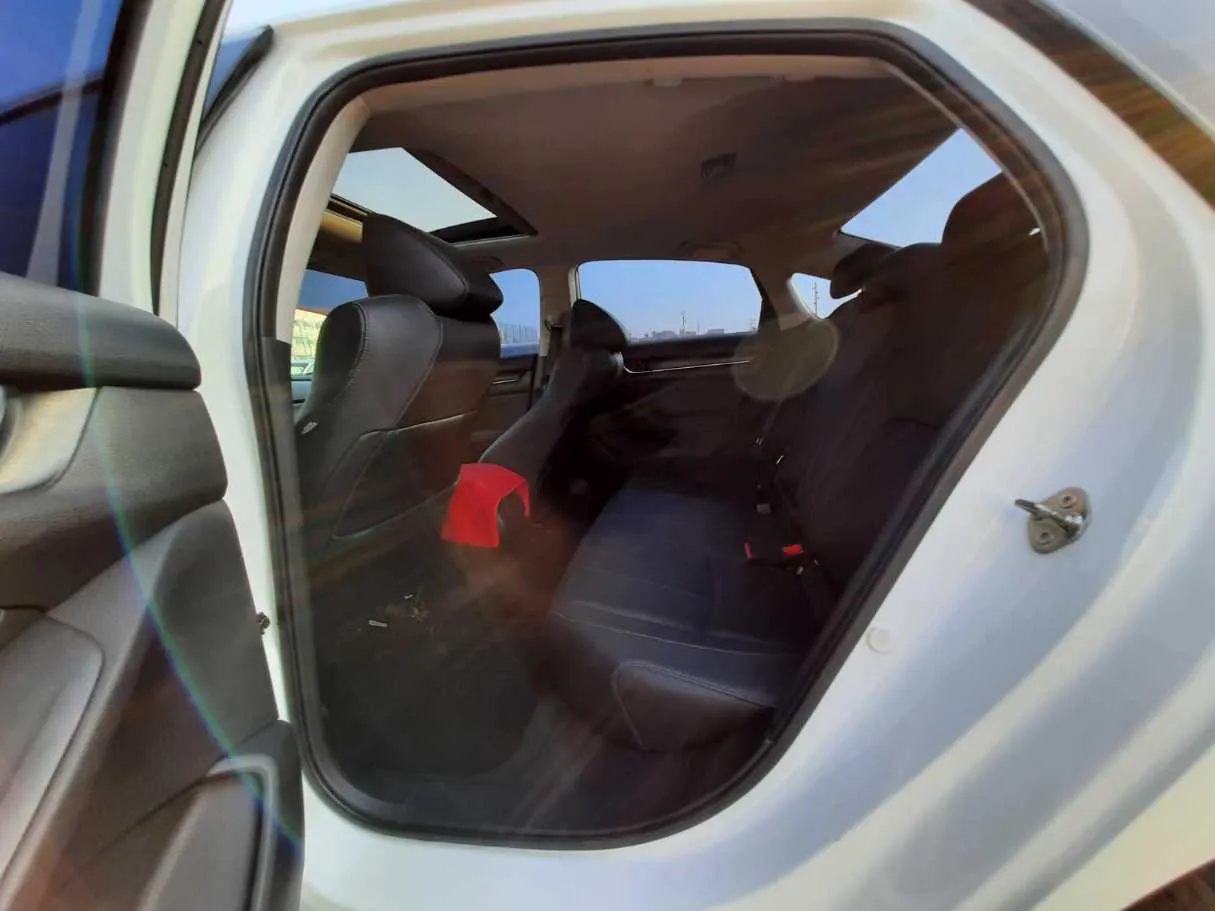 Car image 13