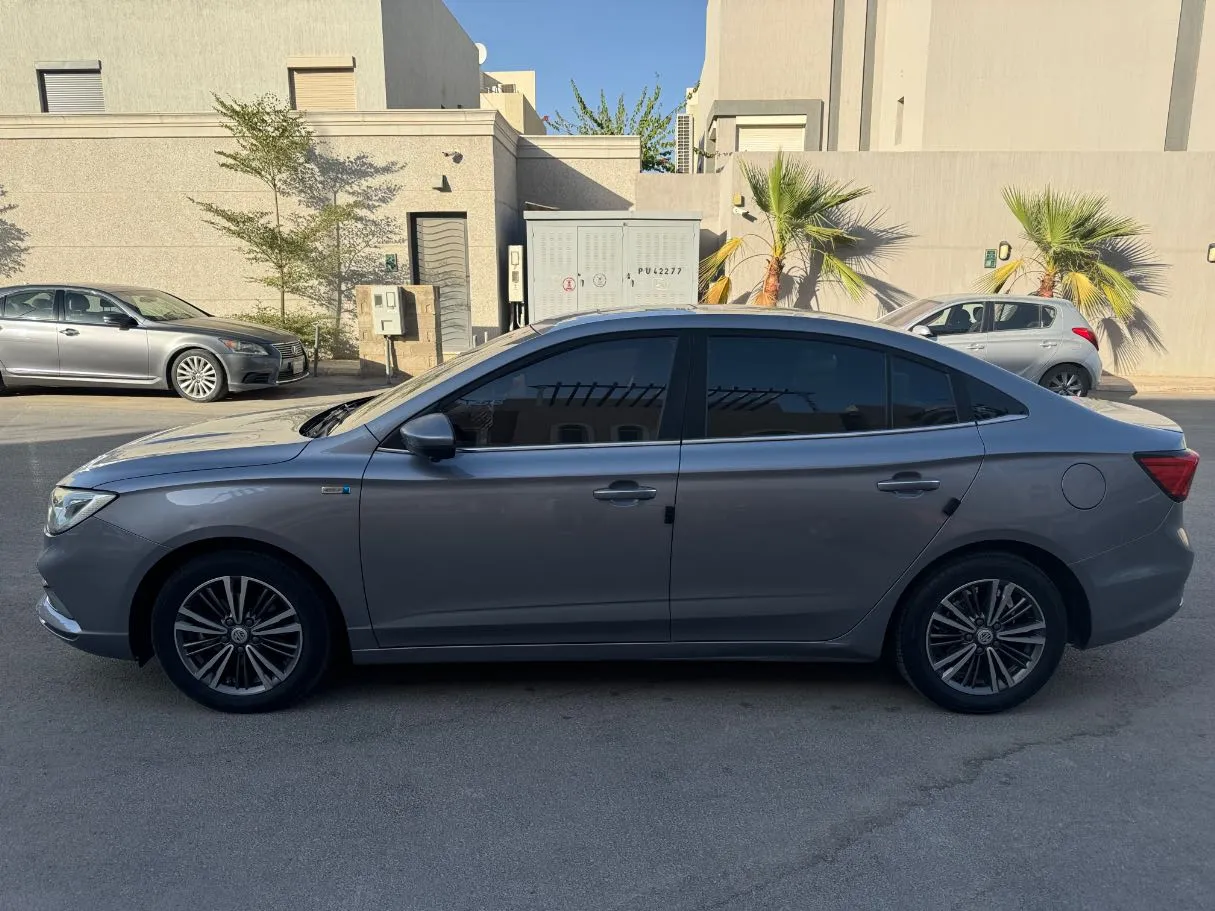 Car image 8