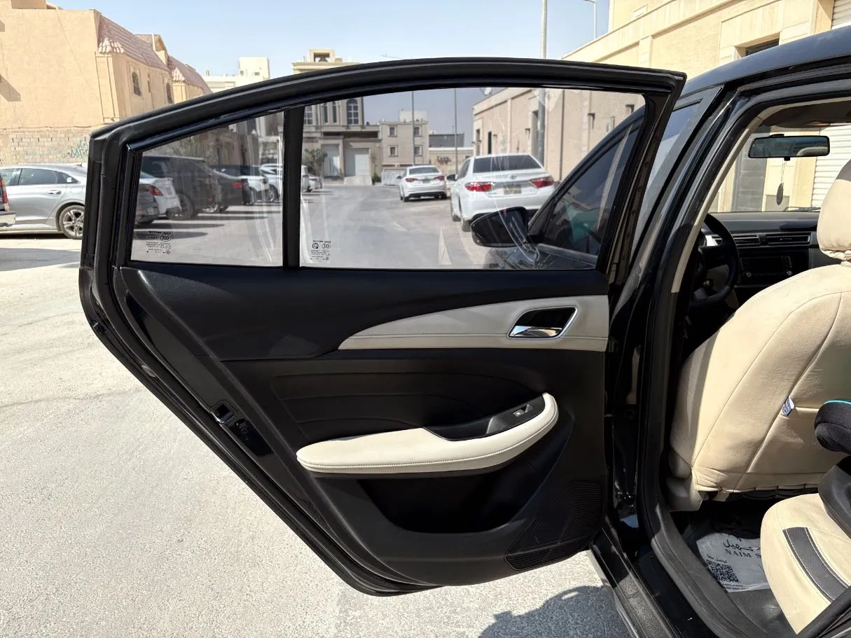 Car image 14