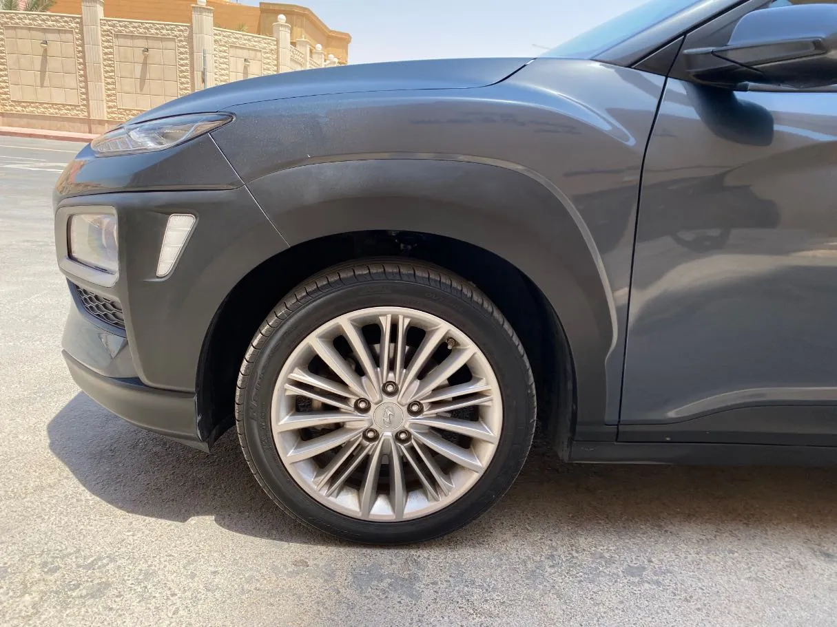 Car image 9