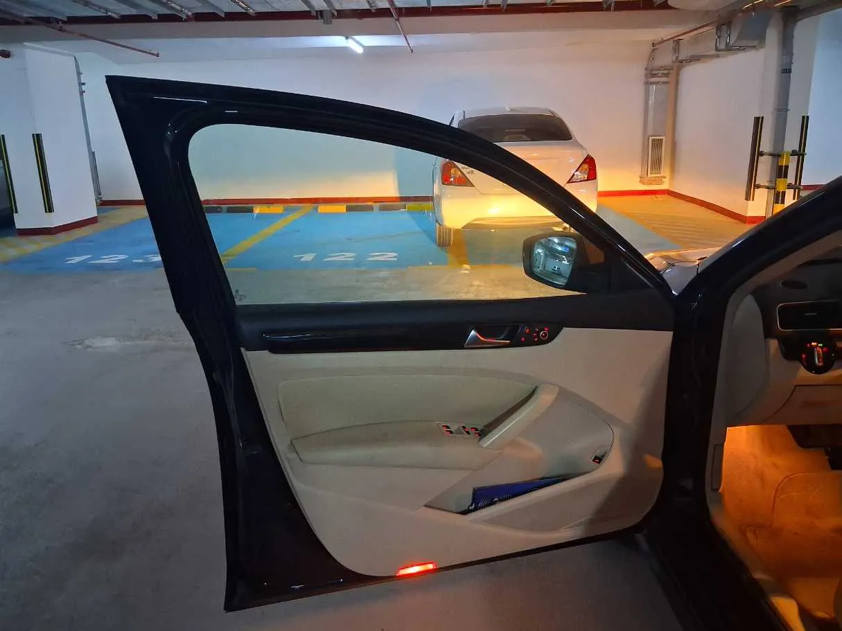 Car image 10