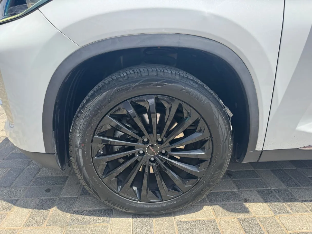 Car image 9