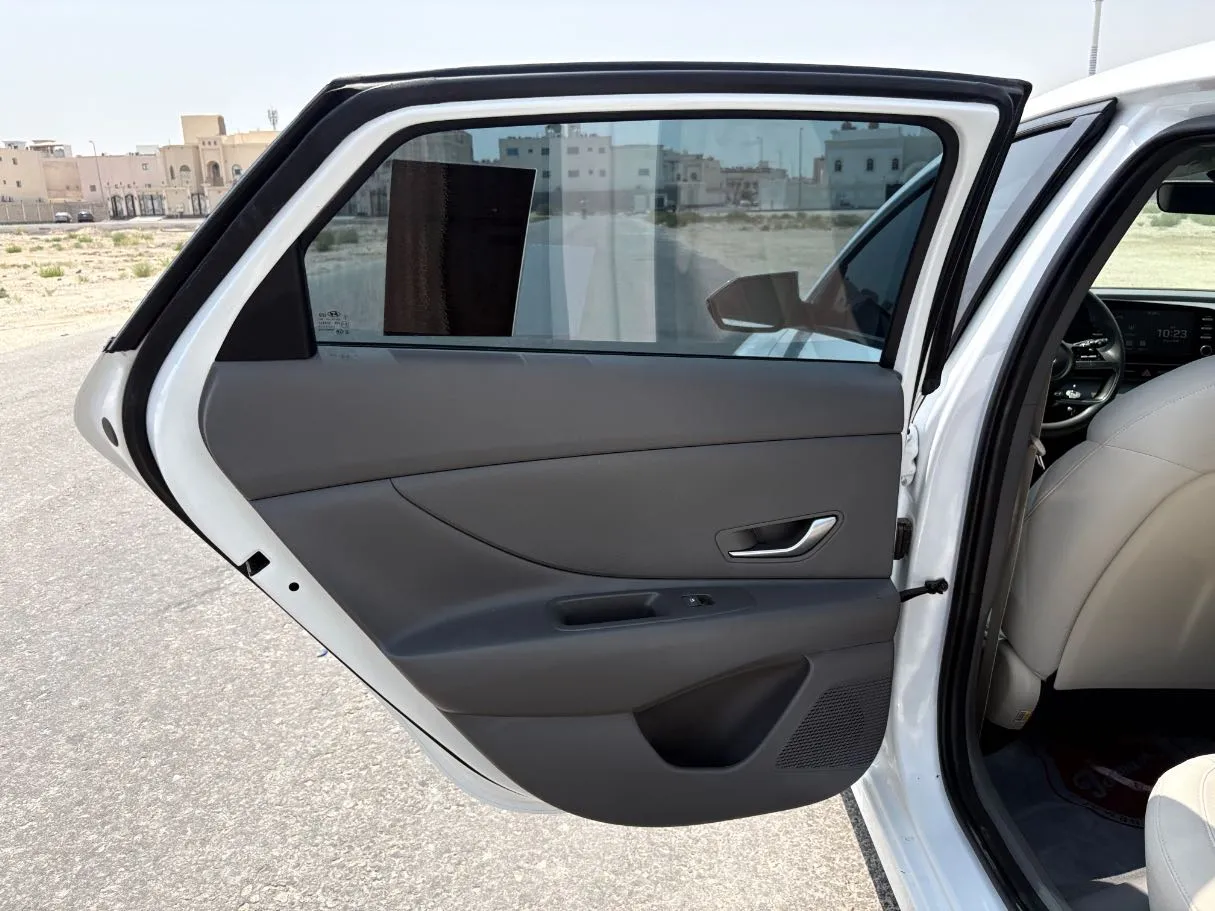 Car image 15