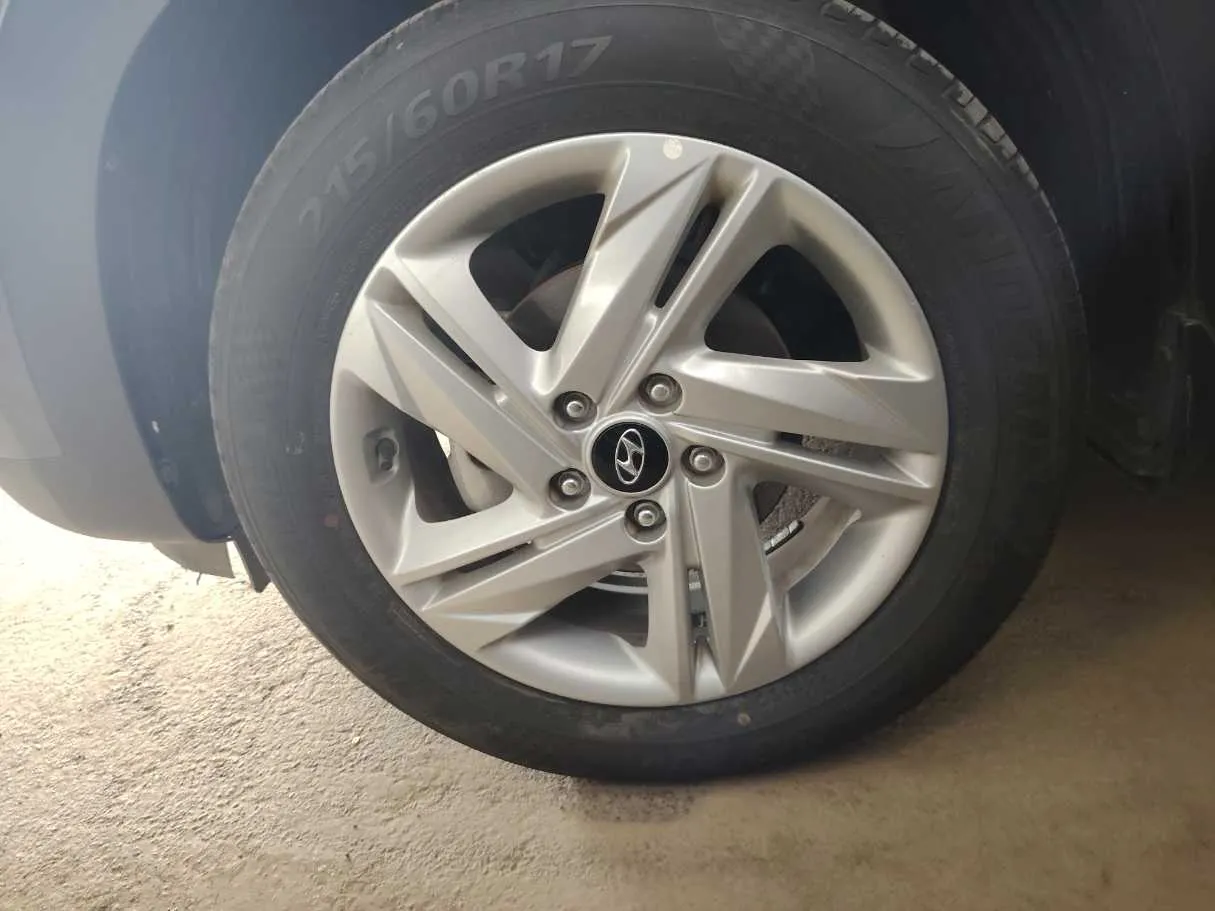 Car image 9