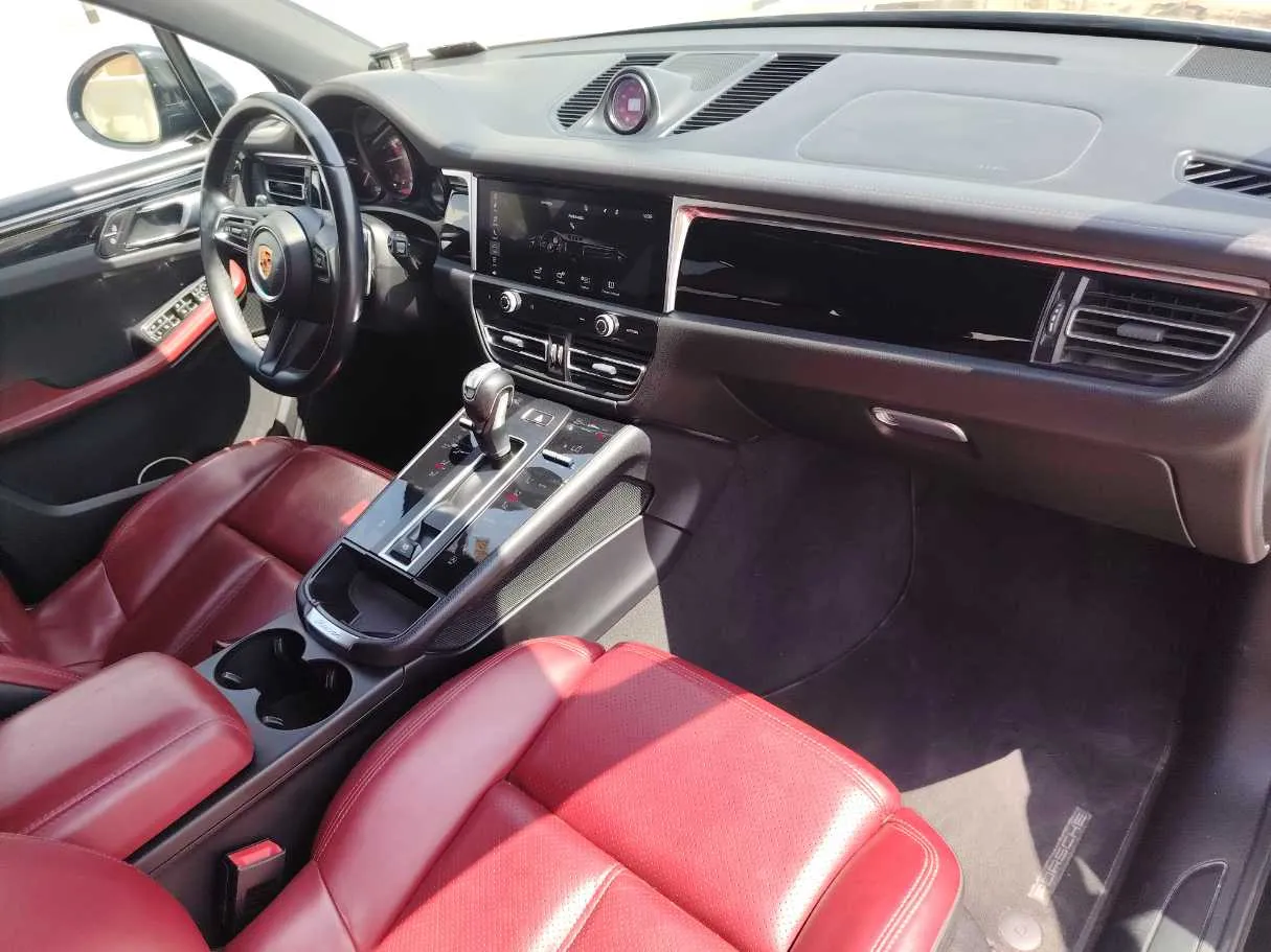 Car image 14