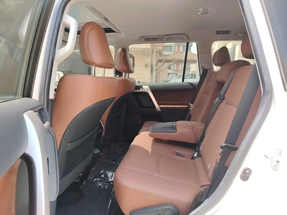 Car image 19