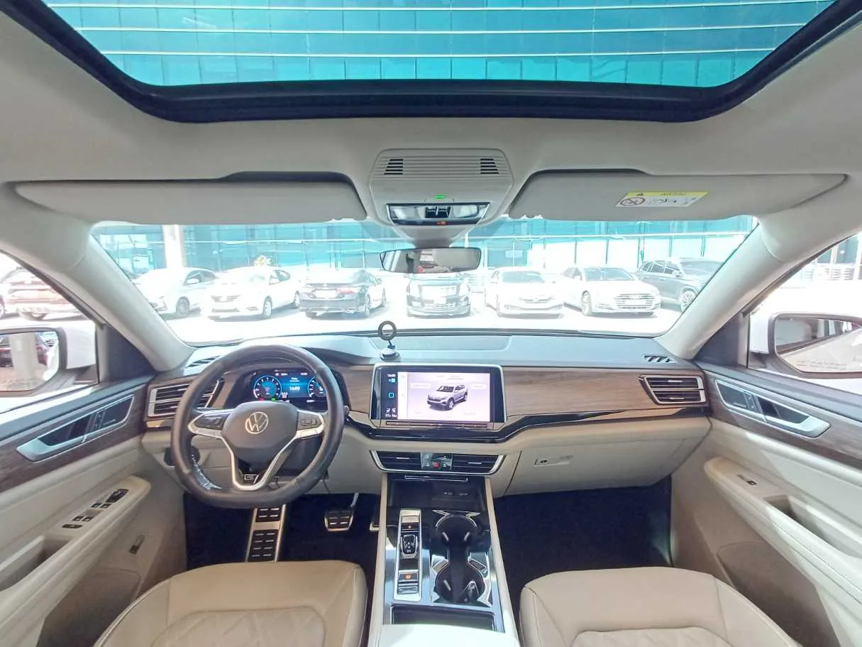 Car image 19