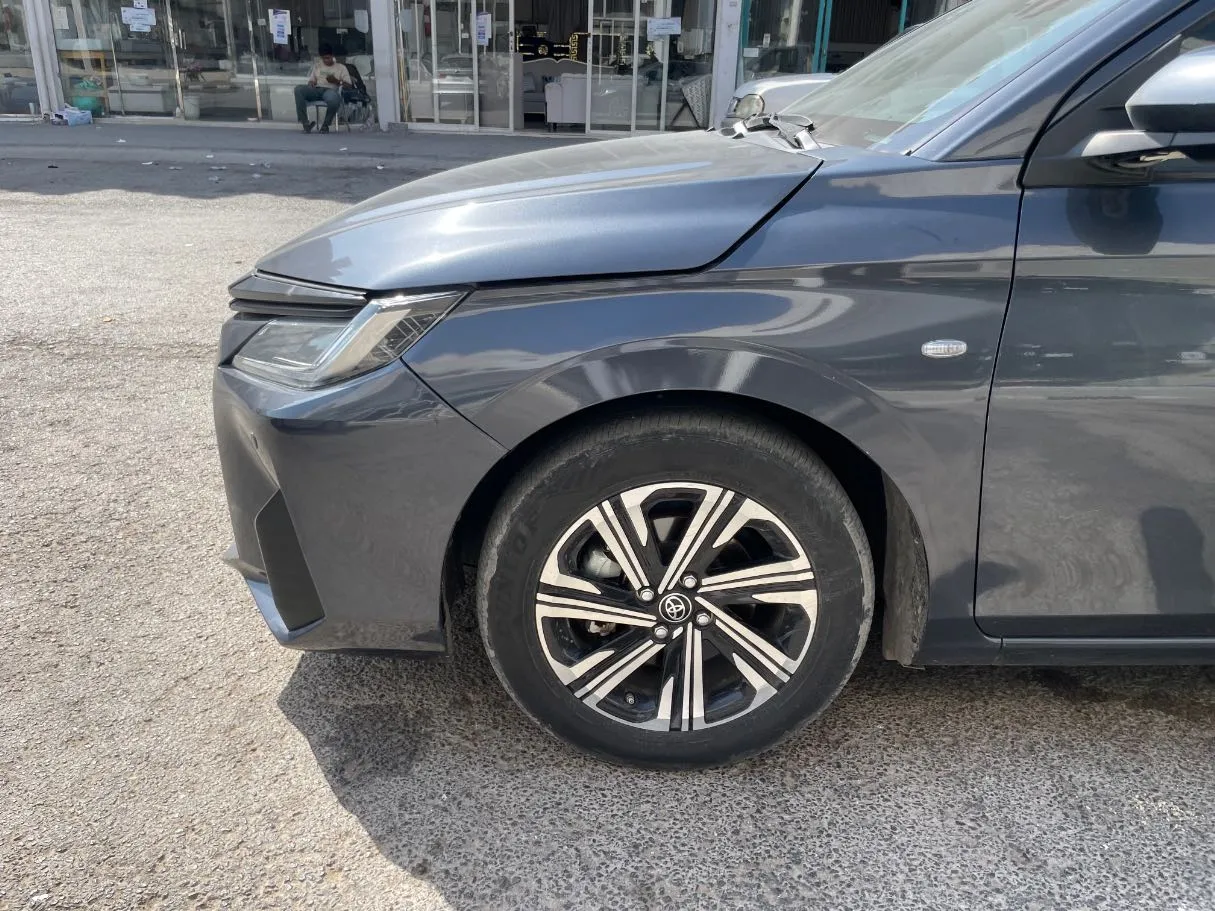 Car image 9