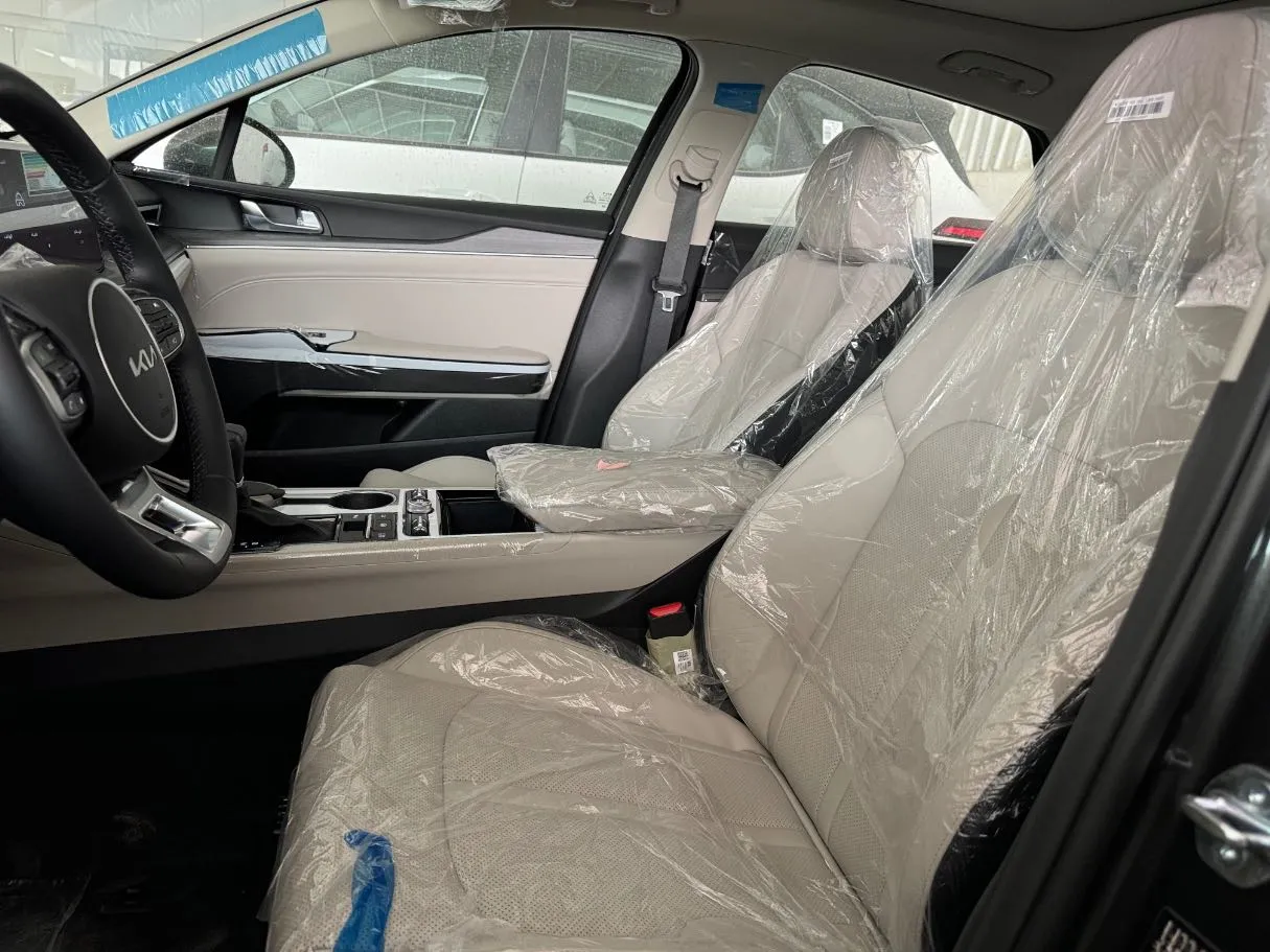 Car image 9