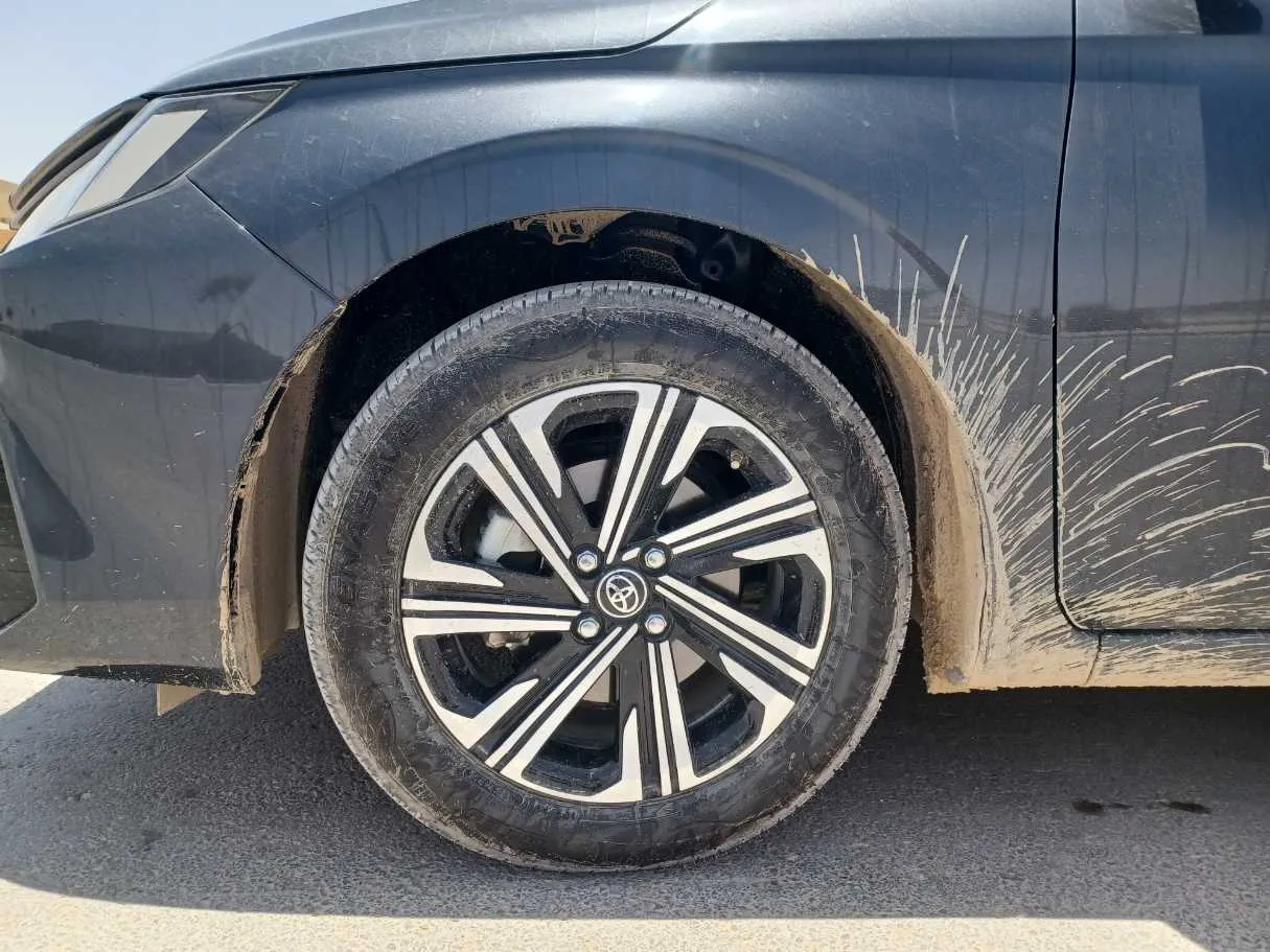 Car image 9
