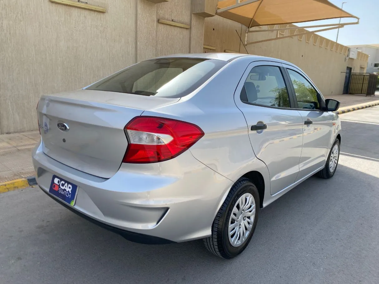 Car image 5