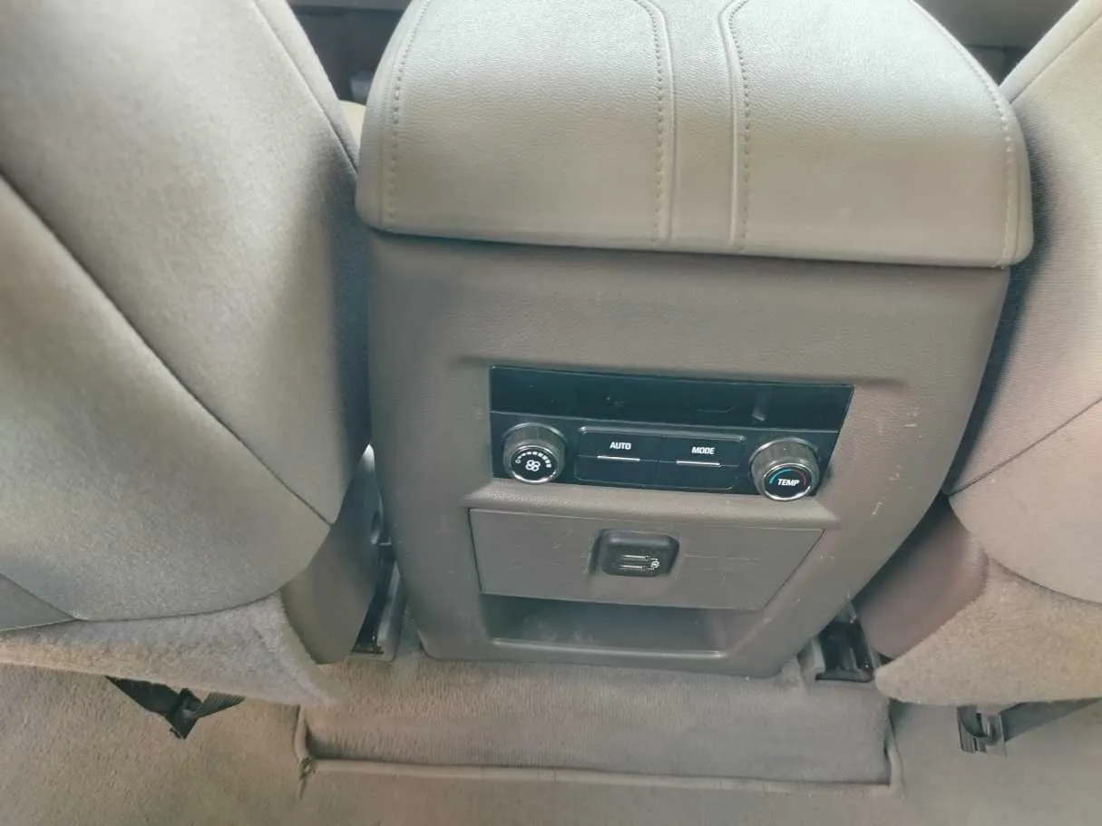 Car image 36