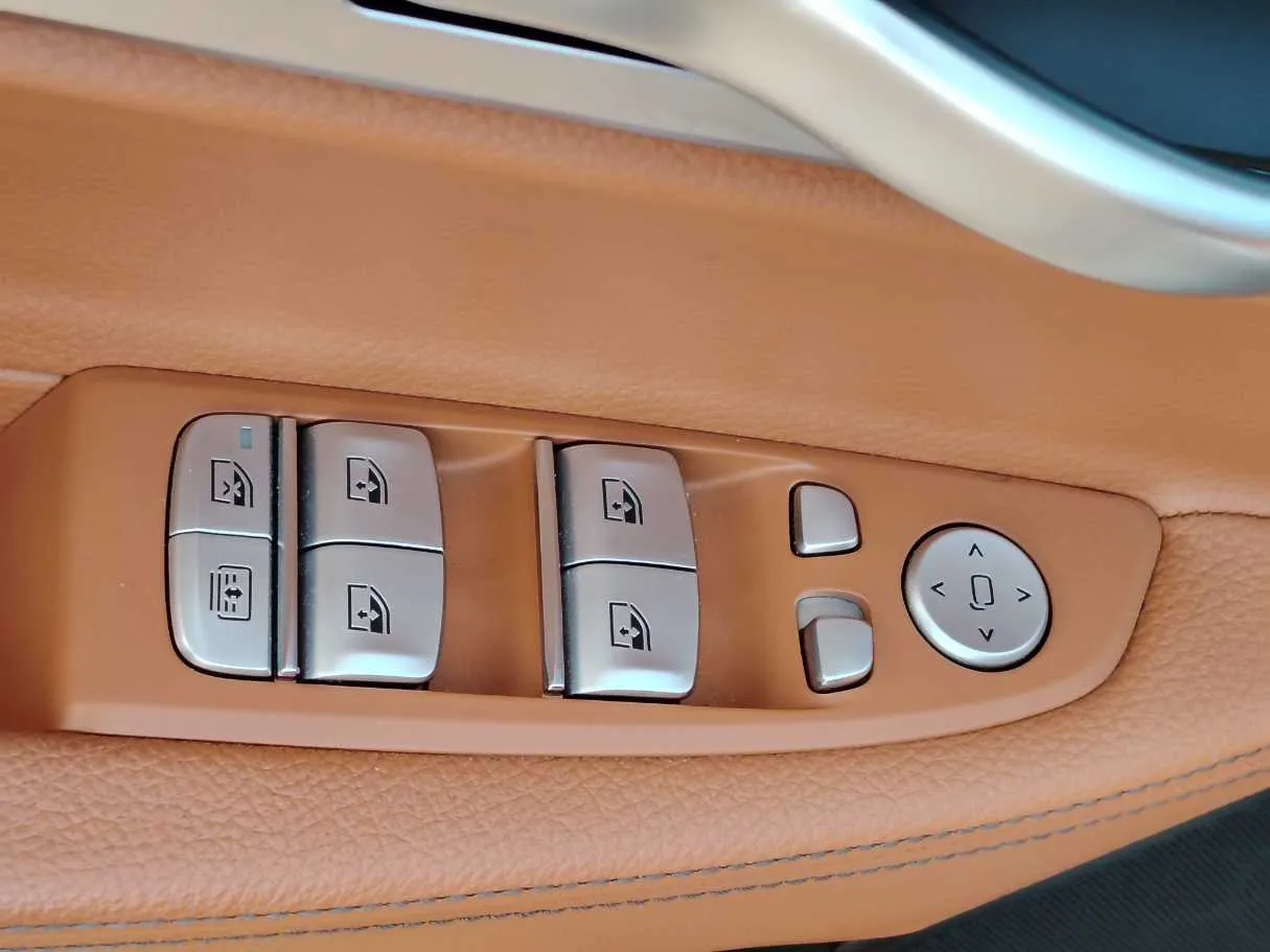 Car image 27