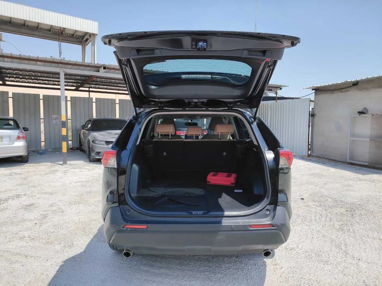 Car image 19