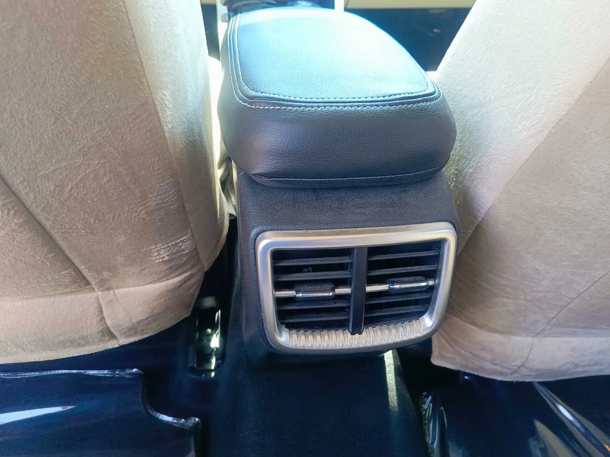 Car image 27