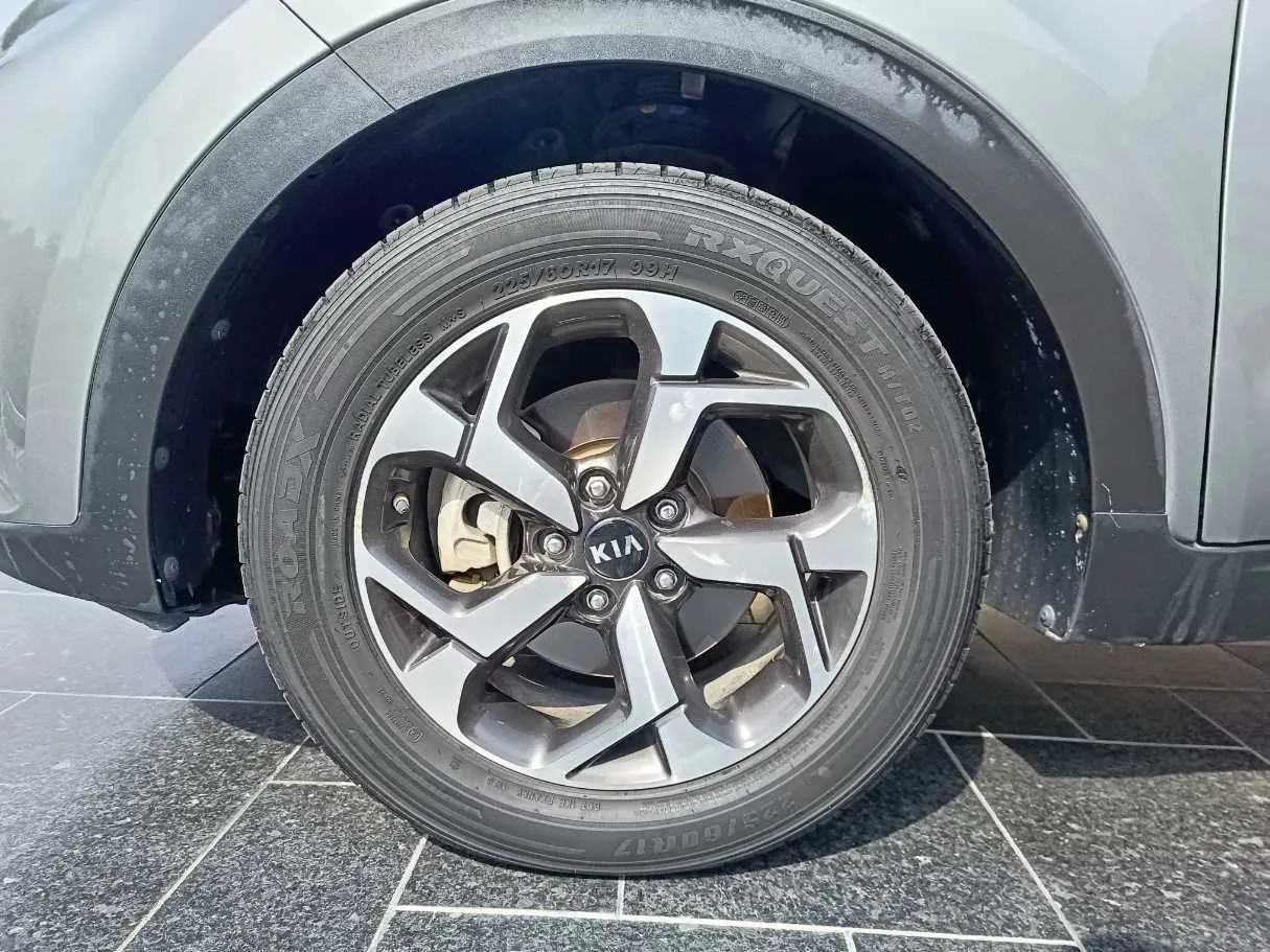 Car image 10