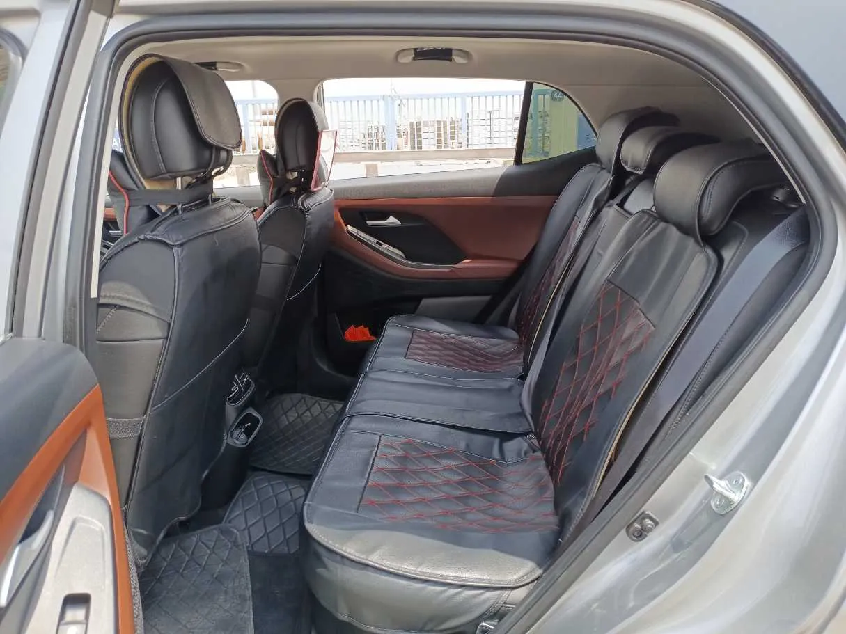 Car image 13