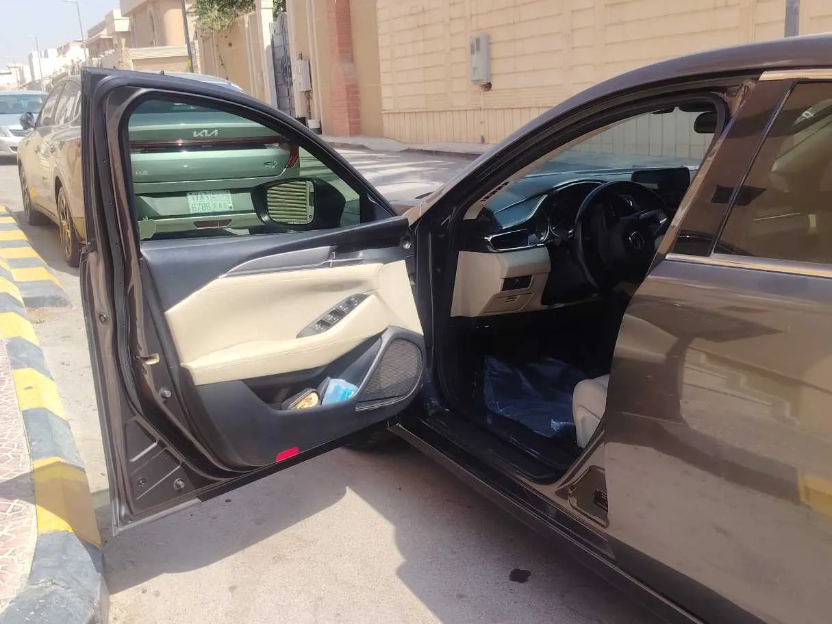 Car image 11