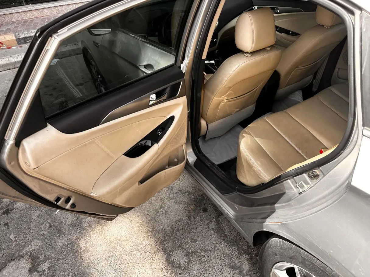 Car image 12