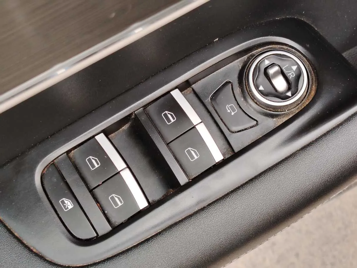 Car image 30