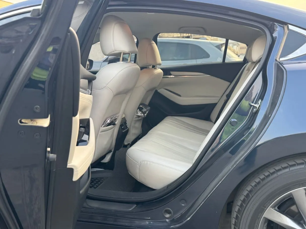 Car image 12