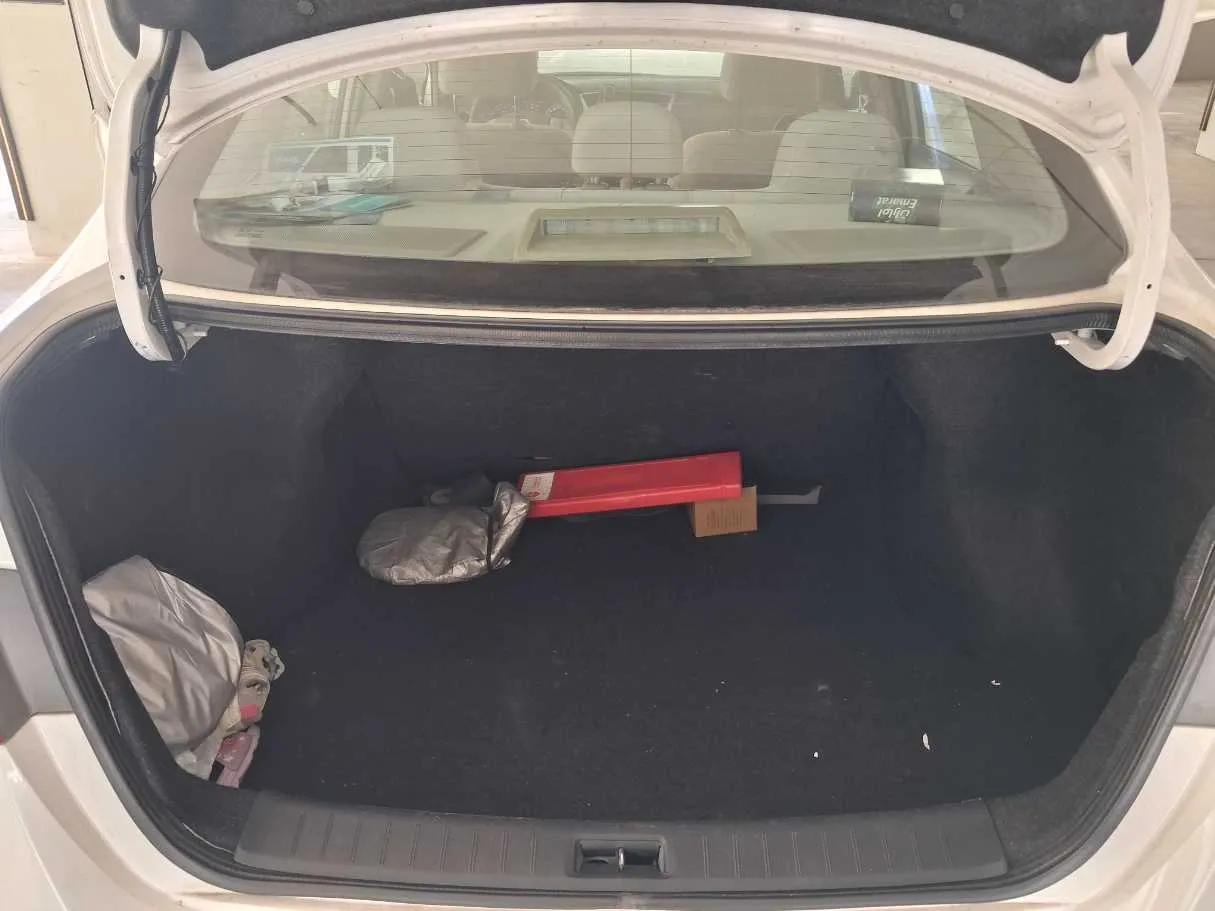 Car image 19