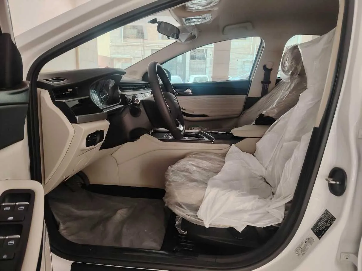 Car image 12