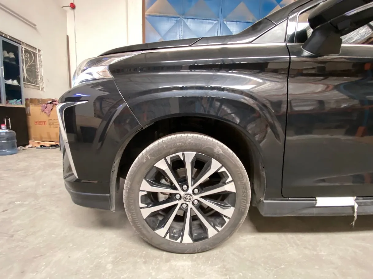 Car image 9
