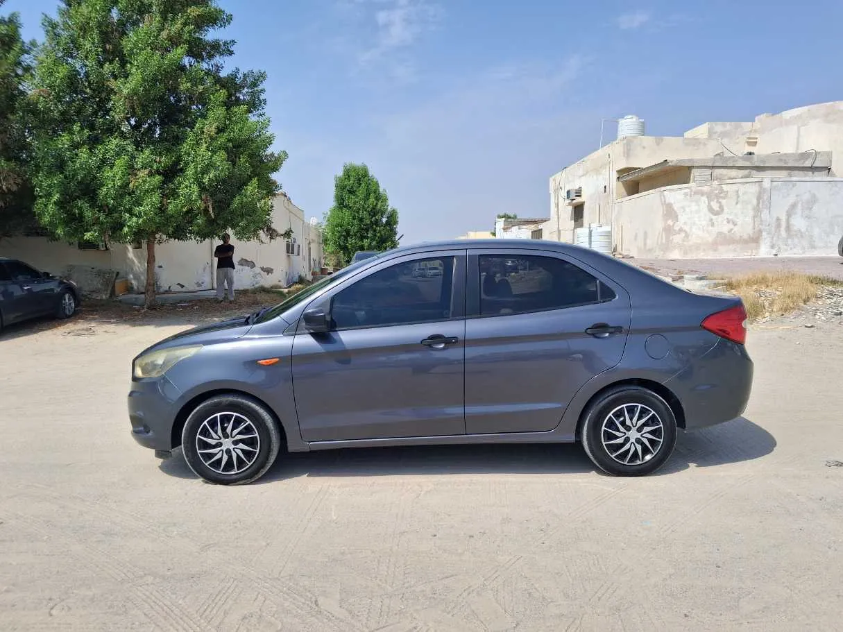 Car image 4