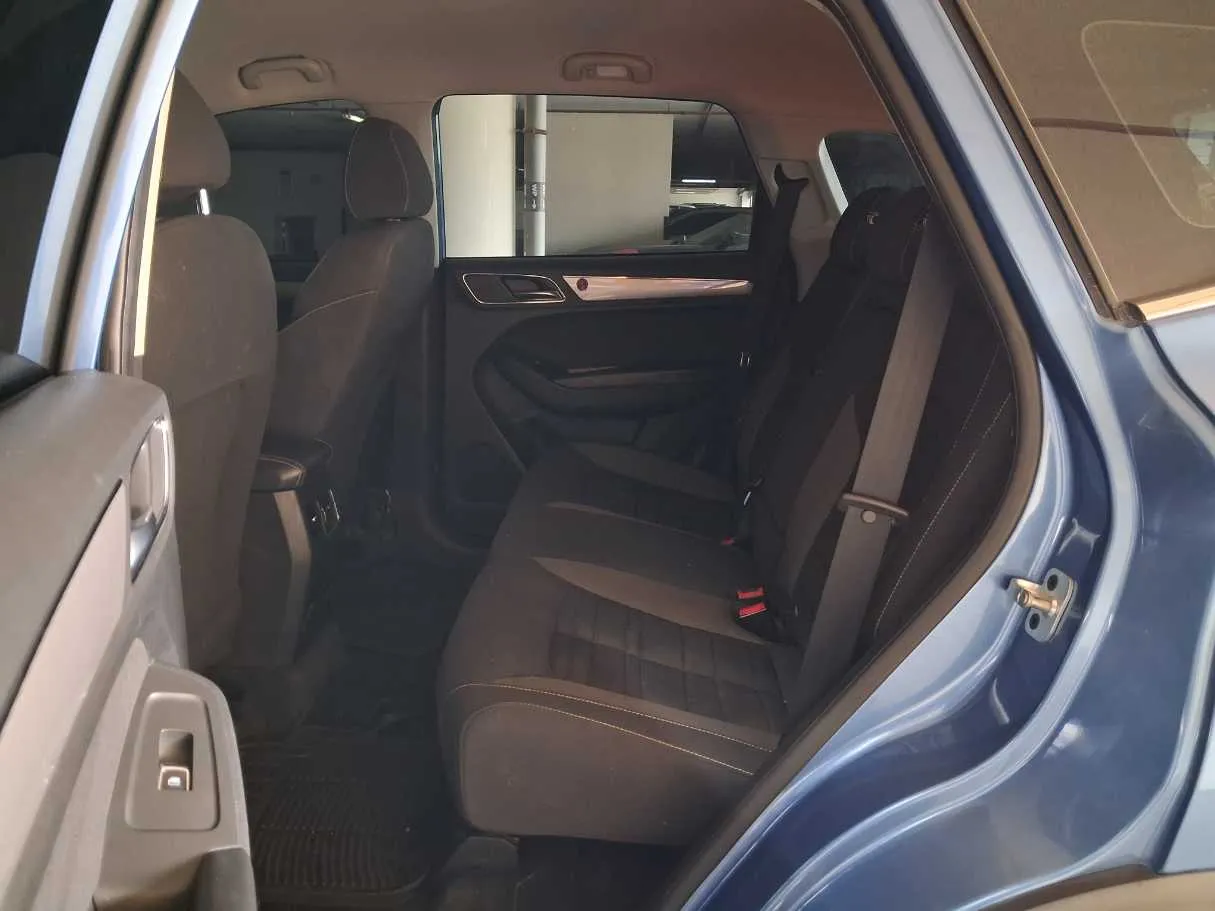 Car image 13