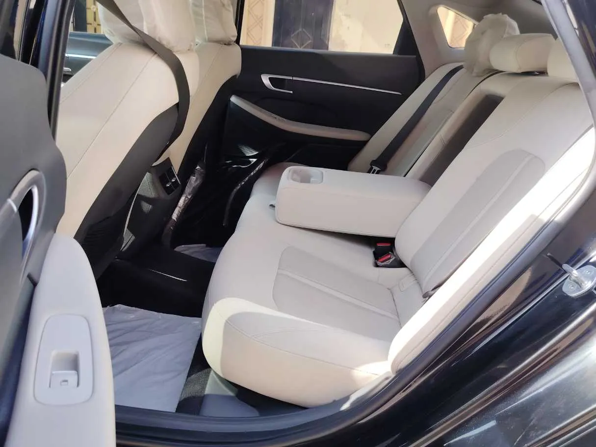 Car image 14