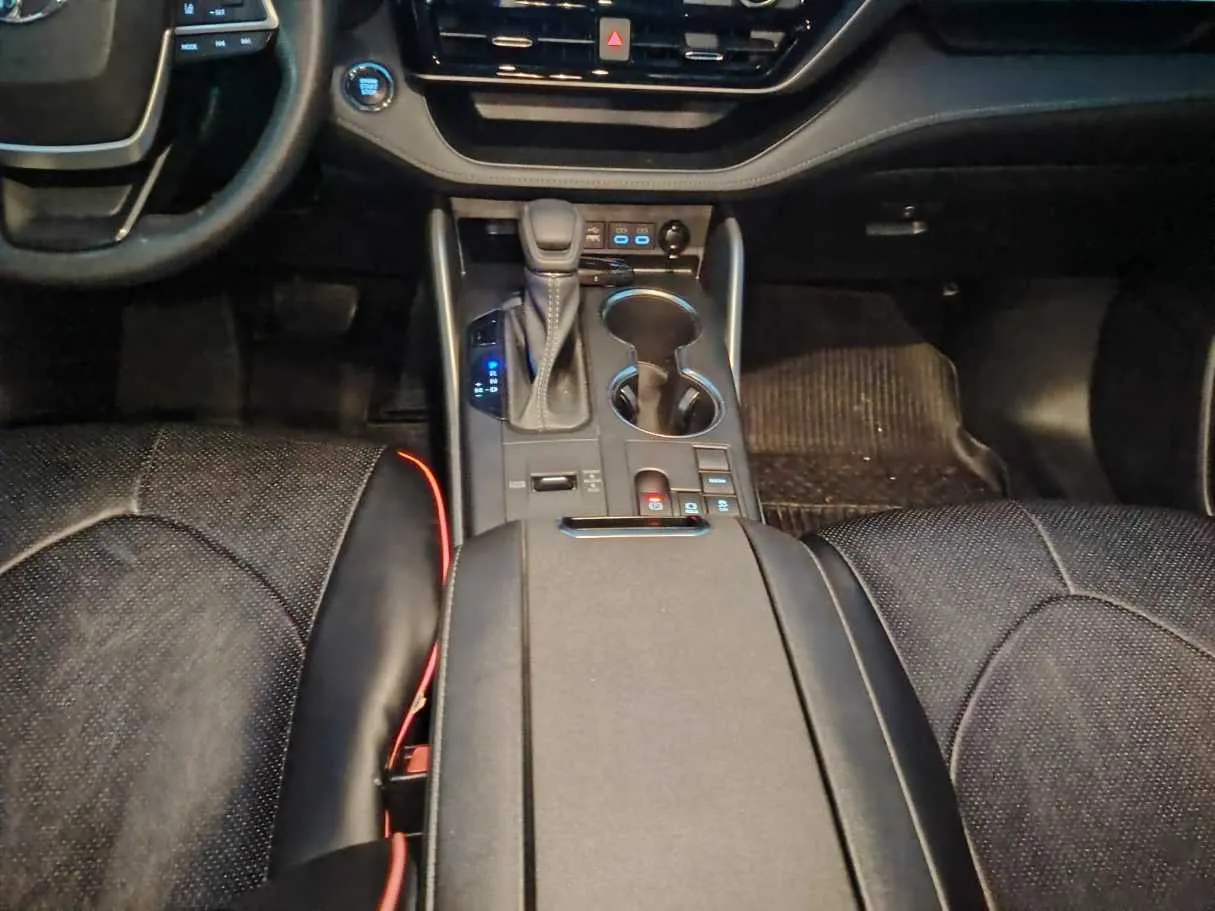 Car image 24