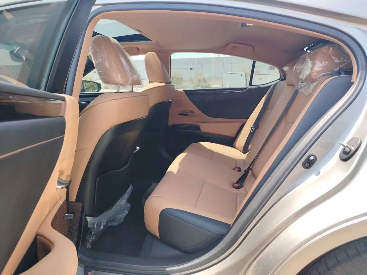 Car image 15