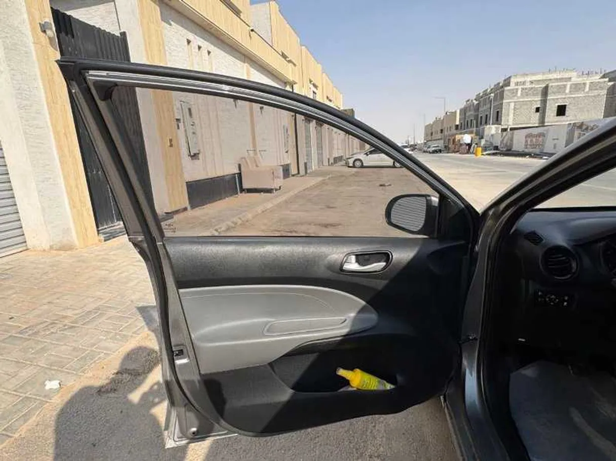 Car image 9