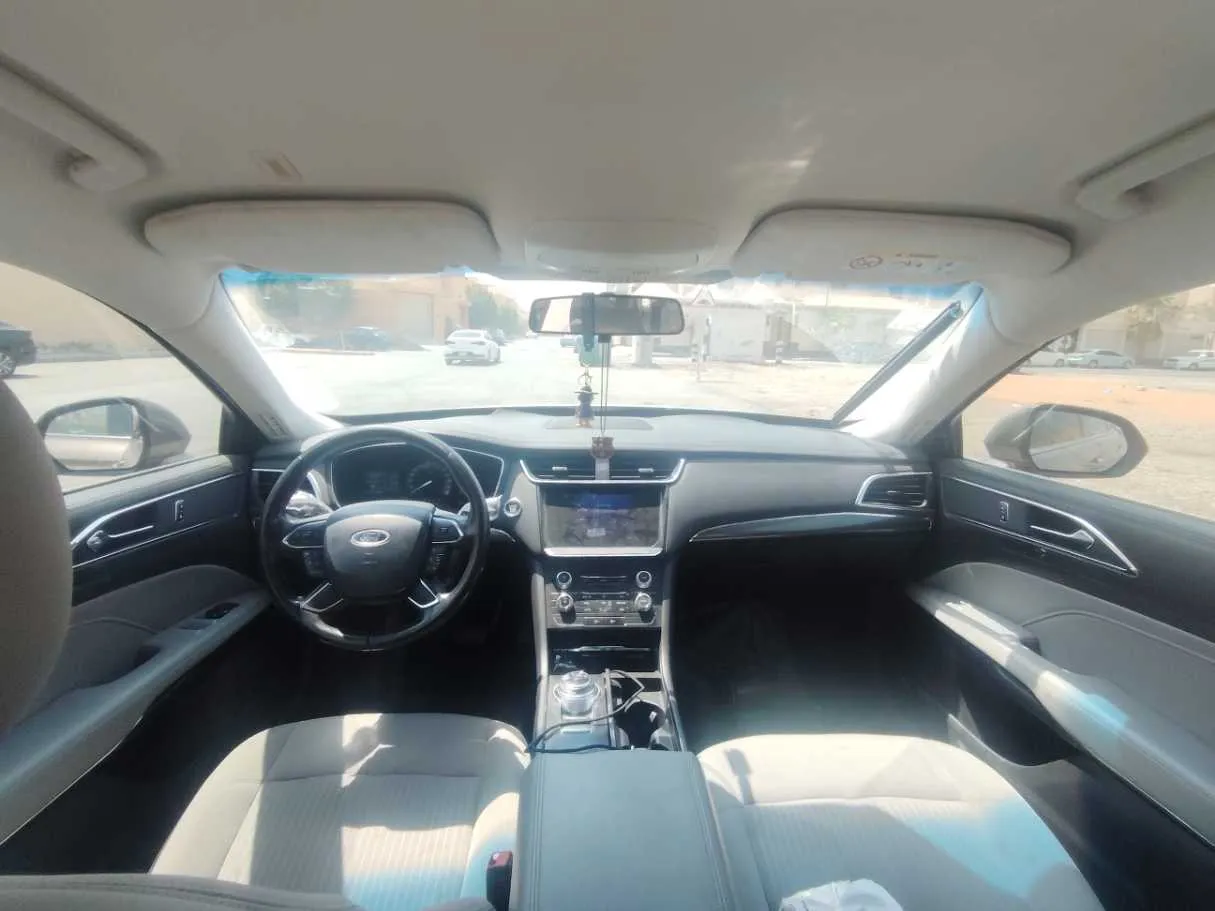 Car image 18