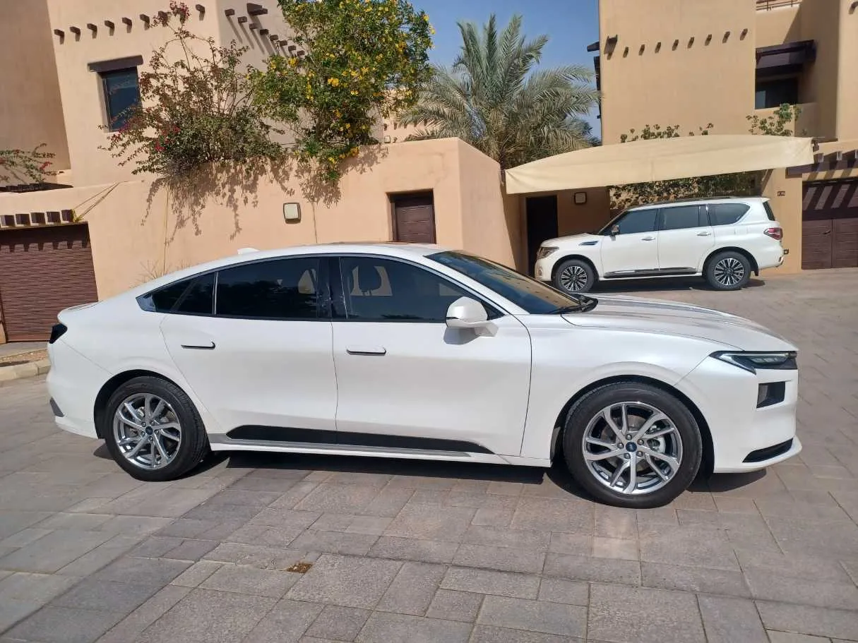 Car image 4
