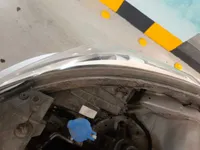 الأنوار الأمامية اليمين