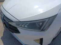الأنوار الأمامية اليسار