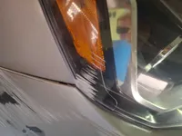الأنوار الأمامية اليمين