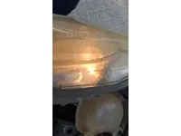 الأنوار الأمامية اليمين