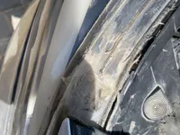 الأنوار الأمامية اليمين