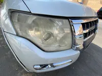 الأنوار الأمامية اليمين