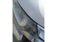 الأنوار الأمامية اليمين