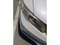الأنوار الأمامية اليمين