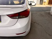 الأنوار الخلفية اليمين