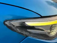 الأنوار الأمامية اليمين