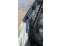 الأنوار الأمامية اليمين