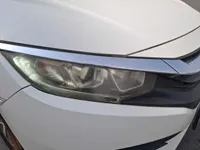 الأنوار الأمامية اليمين
