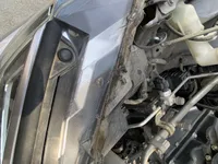 الأنوار الأمامية اليمين