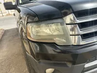 الأنوار الأمامية اليمين